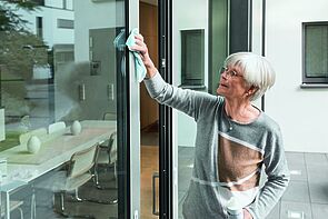 Der Kunststoff-Reiniger für kaschierten Profile eignet sich für alle Oberflächenfolierungen aus dem Schüco UnlimitedFinish Sortiment.