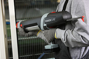 Montageverklebung – Fensterfertigung mit PowerCure. Alle Bilder: Sika