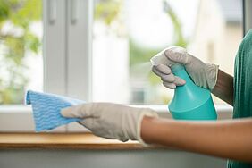 Es empfiehlt sich, das Reinigungsmittel erst auf ein Tuch aufzutragen.