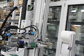 Automatischer Glasklebeautomat GKA 242 von Rotox. Alle Bilder: ROTOX