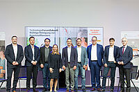Die Moderatoren, Referenten und Experten der Podiumsdsikussion vom vierten TechnologieForumZukunft gemeinsam auf der Bühne. 