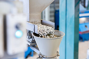 Im Recyclingprozess wird bei der VEKA Umwelttechnik sortenreines PVC-Granulat gewonnen, das für die Produktion neuer Kunststoffprofile eingesetzt wird. © VEKA AG