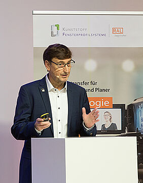 Harald Neunzehn erläuterte die Herangehensweise und Reinigungsmittel bei der Reinigung von folierten Oberflächen in einem theoretischen und praktischen Teil. 