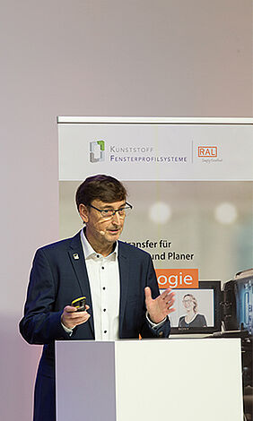 Harald Neunzehn explained the approach and cleaning agents for cleaning foiled surfaces in a theoretical and practical section. Image: bauelemente bau Harald Neunzehn explained the approach and cleaning agents for cleaning foiled surfaces in a theoretical and practical section. Image: bauelemente bau