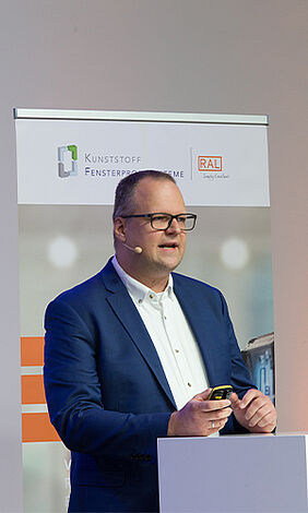 Marco Themel explained how to clean white PVC profiles correctly and demonstrated six different cleaning agents on a PVC profile. Image: bauelemente bau Marco Themel explained how to clean white PVC profiles correctly and demonstrated six different cleaning agents on a PVC profile. Image: bauelemente bau