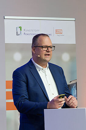 Marco Themel klärte auf über die richtige Reinigung von weißen PVC-Profilen und demonstrierte sechs verschiedene Reinigungsmittel an einem PVC-Profilstück. 