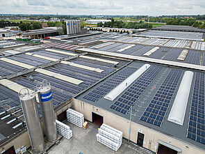 Deceuninck führt zurzeit mehrere Projekte zur Umstellung auf Strom aus erneuerbaren Energien, zur Beschleunigung der Elektrifizierung und zur Verbesserung der Energieeffizienz durch. © Deceuninck Germany GmbH